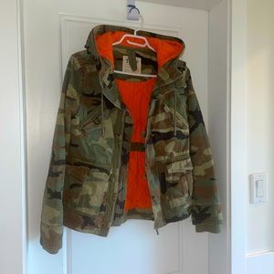 Tna Platoon jacket. Like new condition. Lots of pockets size small